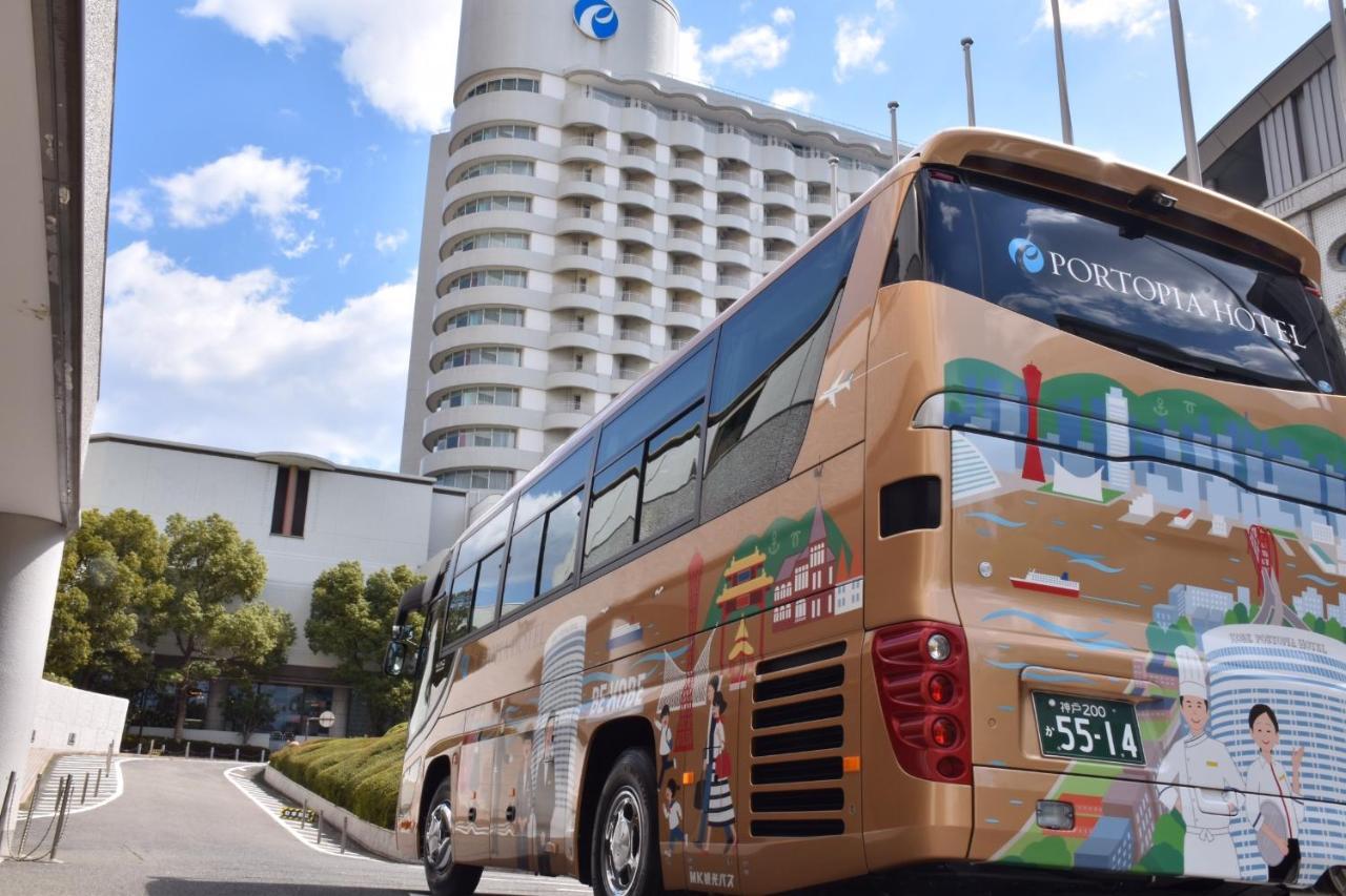 Kobe Portopia Hotel Exteriér fotografie The photo shows a large bus positioned in front of a modern building, which appears to be a hotel. The bus is decorated with colorful graphics, possibly representing various landmarks or cultural motifs. In the background, there is a tall building wi