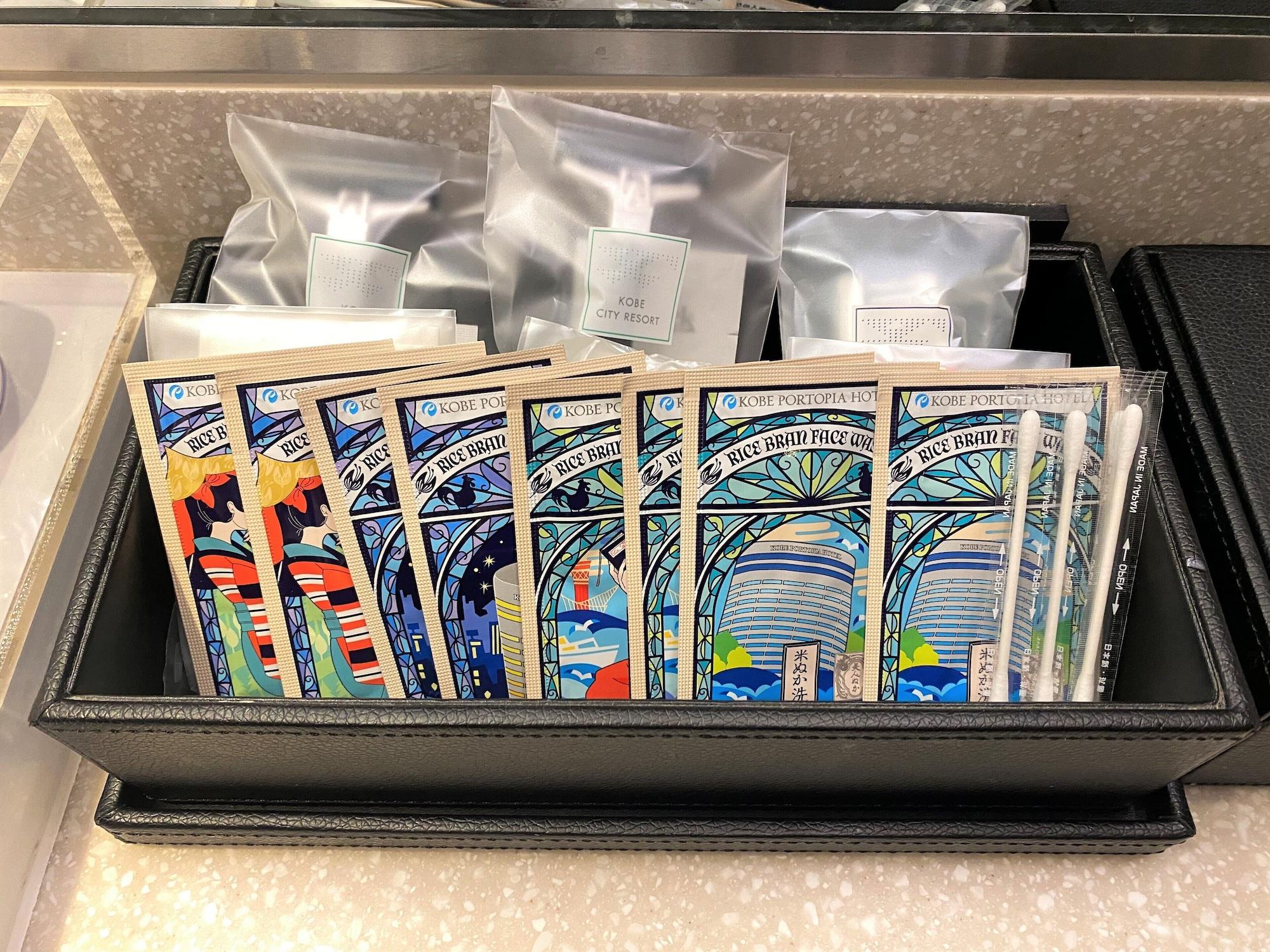 Kobe Portopia Hotel Exteriér fotografie A collection of 2018 NBA Championship Series trading cards