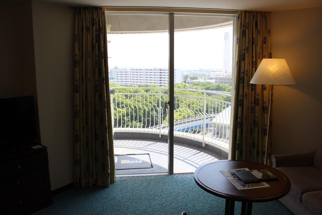Kobe Portopia Hotel Exteriér fotografie A sliding door
