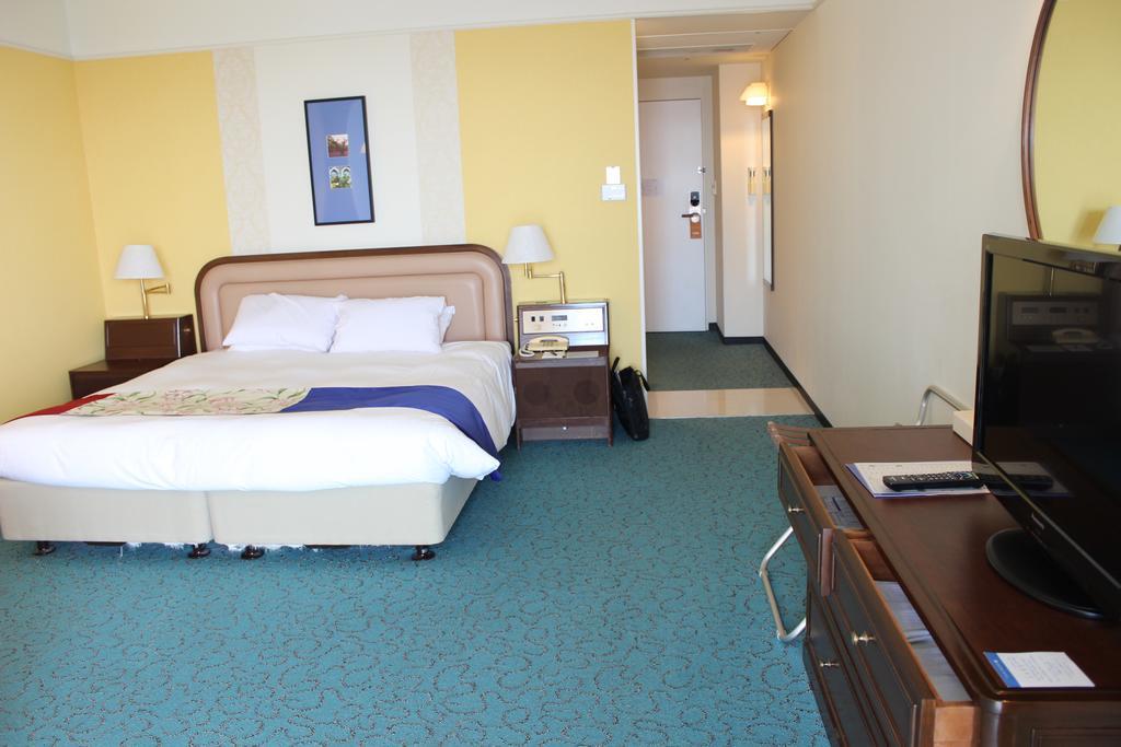 Kobe Portopia Hotel Exteriér fotografie A room at the hotel