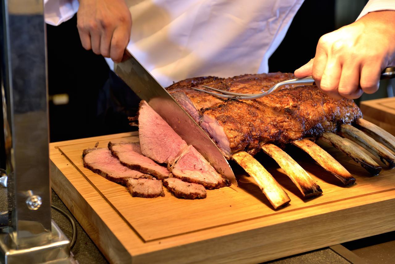 Kobe Portopia Hotel Exteriér fotografie A chef carving a roast